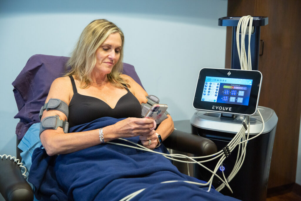 A women getting body contouring in Mason, OH